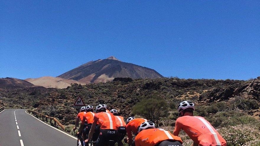 El equipo ciclista rodando con el Teide de fondo.