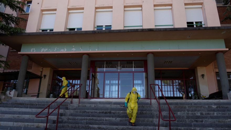 Bomberos de la Diputación de Teruel durante las labores de desinfección de la residencia de la tercera edad de Burbáguena que ha registrado un brote de la covid-19. EFE/Antonio Garcia/Archivo