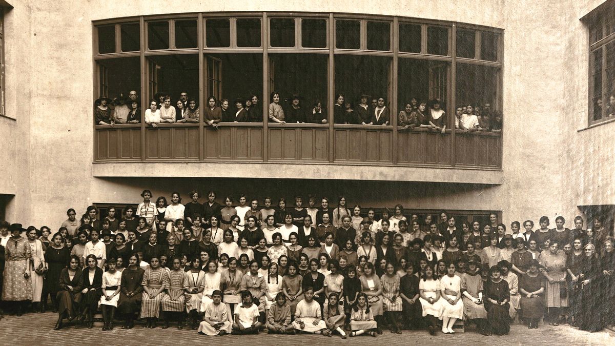 Un histórica entidad feminista desafía a la Diputación de Barcelona para recuperar un edificio incautado por Franco