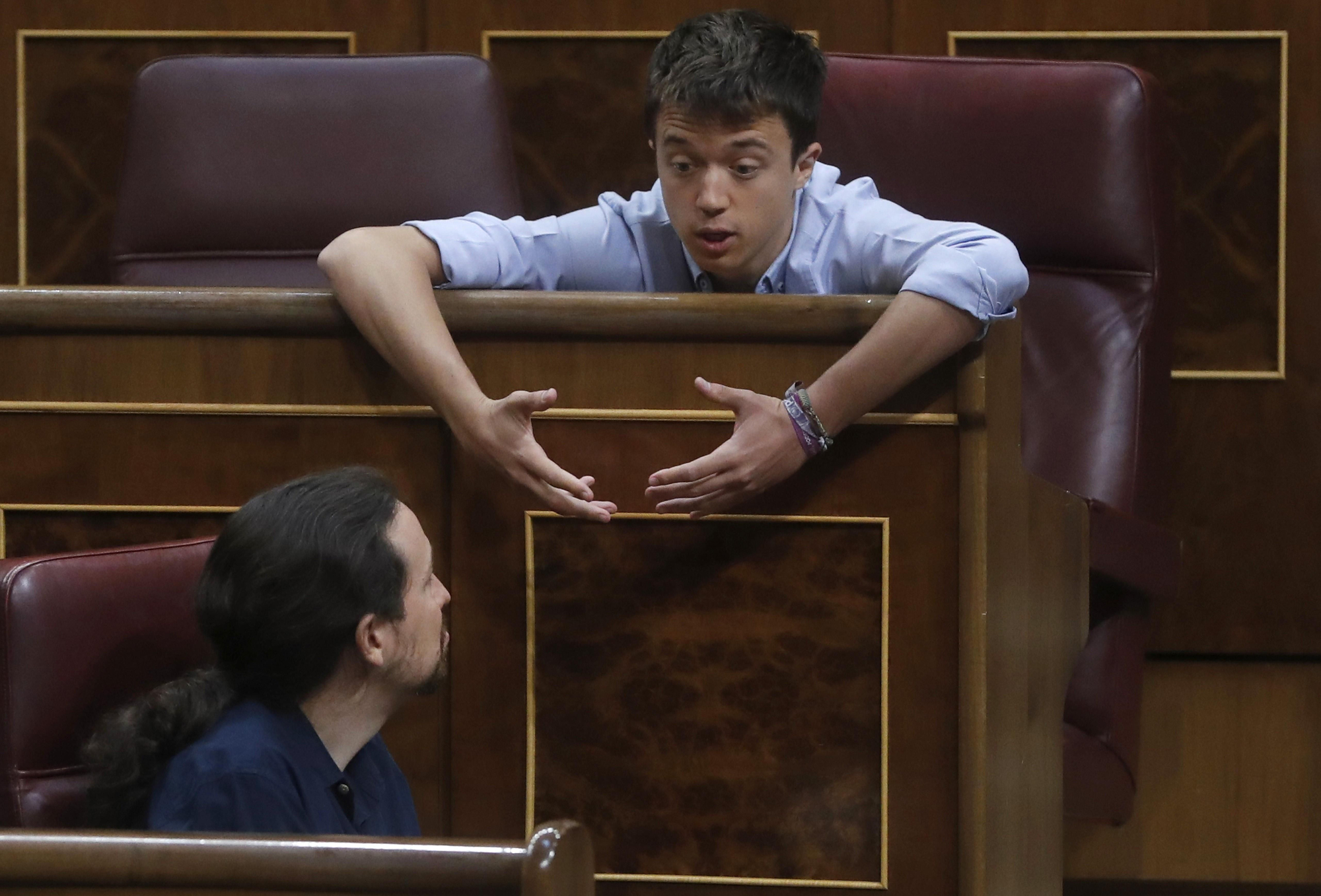 Errejón, ya en la segunda fila de escaños, habla con Iglesias en junio de 2017.
