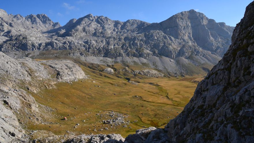 Panorámica de la Vega de Liordes, en lo Picos de Europa de León. / Ángel Argüelles TW @angelarg293