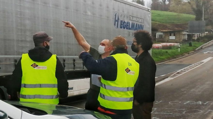 El coordinador de IU Santander y concejal, Keruin Martínez, con trabajadores de AT Operalia