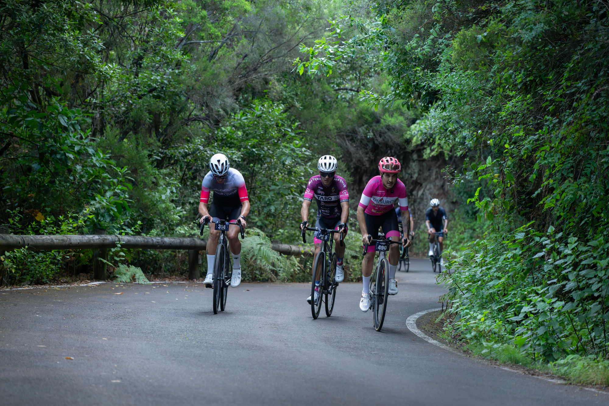 450 ciclistas se dieron cita en una experiencia que recorrió la isla entera en un solo viaje.