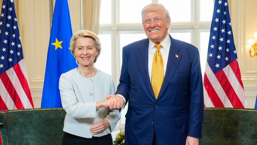 Donald Trump y Ursula von der Leyen, se estrechan la mano tras llegar a un acuerdo para resolver una disputa comercial sobre el aumento de aranceles