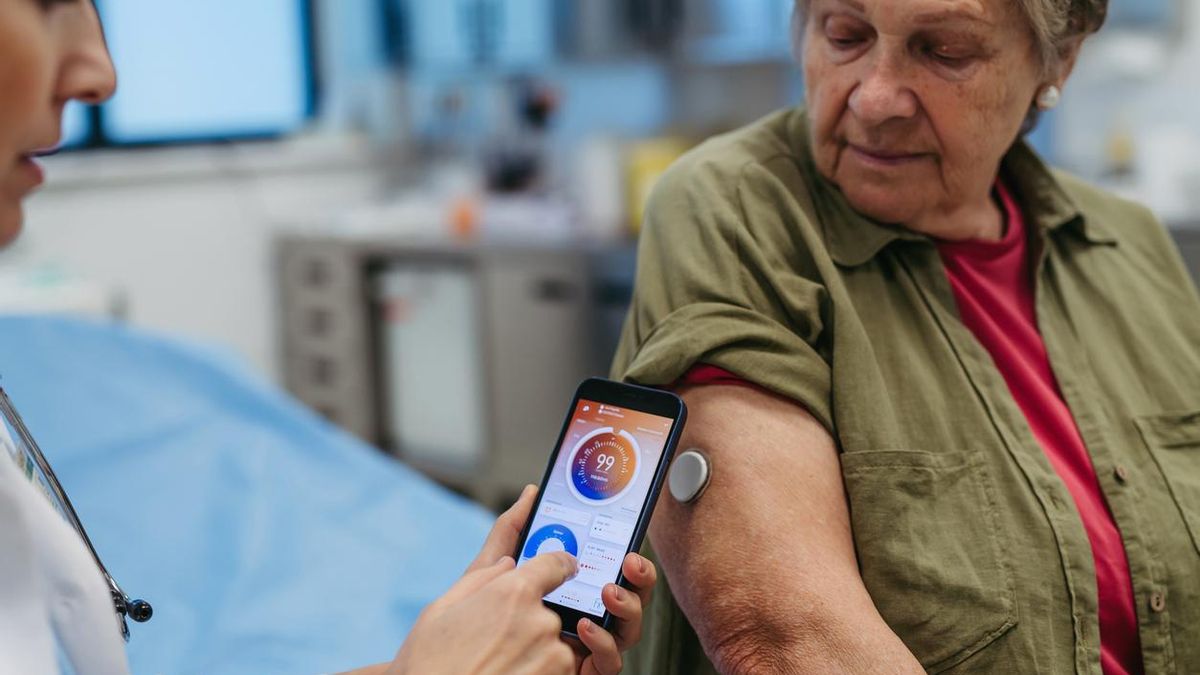 Comprobación de un sensor de monitorización continua de glucosa en una paciente diabética.
