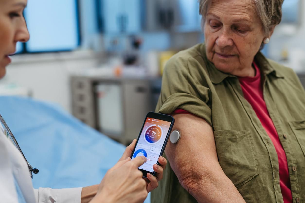 Comprobación de un sensor de monitorización continua de glucosa en una paciente diabética.