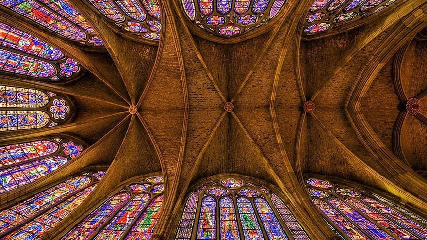 La Catedral de León no tiene paredes, sino vidrieras.