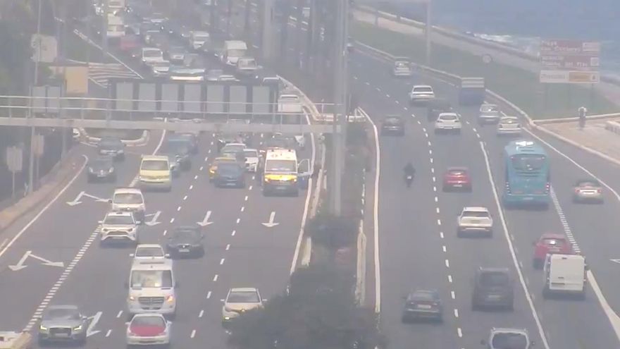 Kilómetros de atasco en sentido sur en la Avenida Marítima por dos accidentes y un vehículo averiado