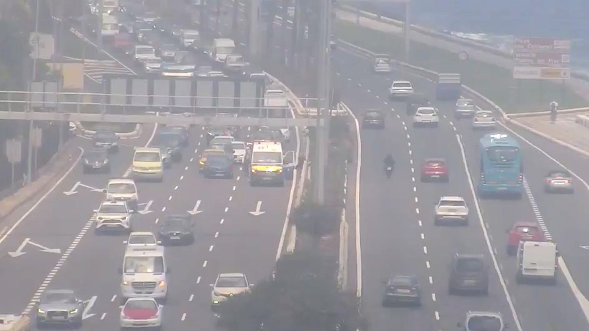 Kilómetros de atasco en sentido sur en la Avenida Marítima por dos accidentes y un vehículo averiado
