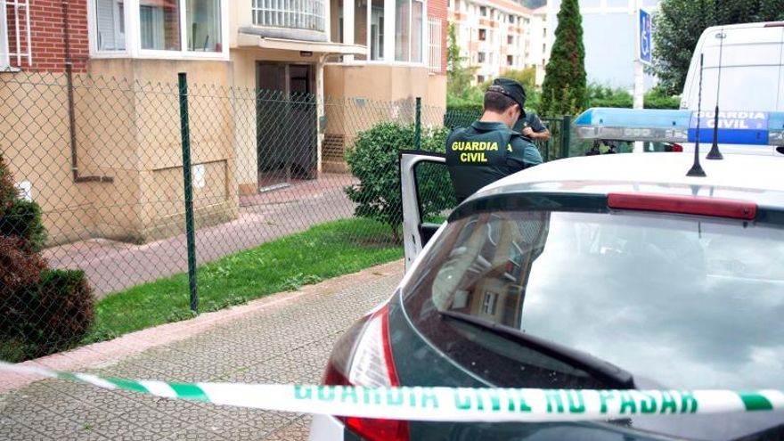 Agentes de la Guardia Civil durante el registro efectuado este miércoles en el piso de la mujer detenida en Castro Urdiales (Cantabria).