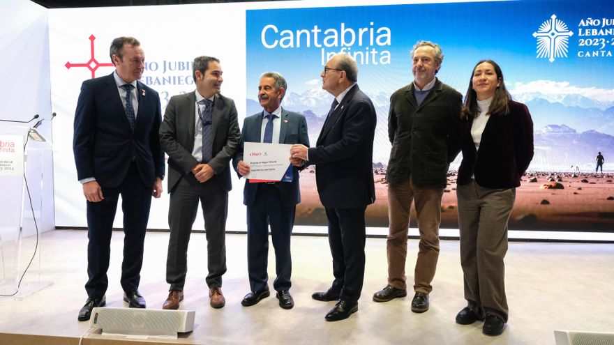 Cantabria recibe el premio al mejor stand de FITUR.