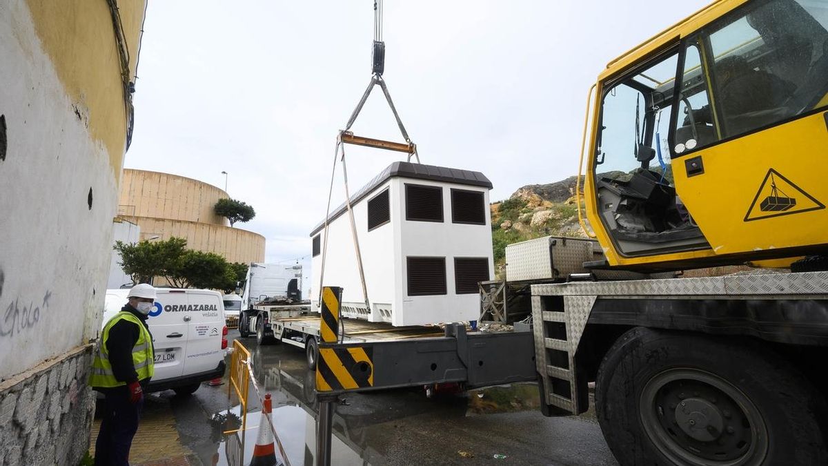 Endesa activa dos centros de transformación en Pescadería y La Chanca para evitar cortes de luz a 2.400 vecinos