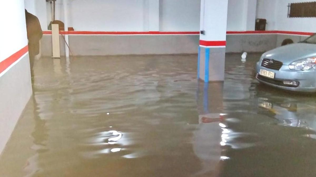 Detalle de uno de los edificios afectados por la inundación de aguas sucias en el municipio de Valverde de La Virgen.