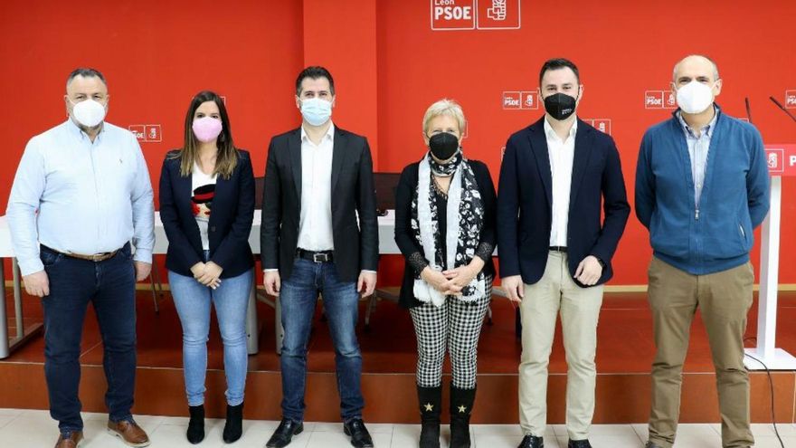 Reunión del Comité Provincial del PSOE de León. De izquierda a derecha, el vicesecretario general del PSOE de León, Eduardo Morán; la secretaria de Organización del PSOE de León, Nuria Rubio; el secretario general del PSOE de Castilla y León, Luis Tudanca; la presidenta del PSOE de León, Montserrat Álvarez; el secretario general del PSOE de León, Javier Alfonso Cendón; y el presidente del Comité Provincial del PSOE de León, Francisco Javier Álvarez.