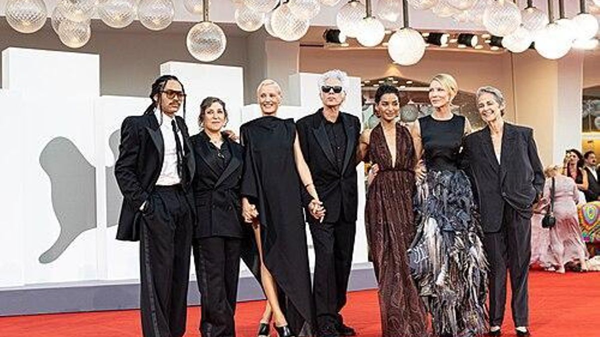 Elenco y director premiados en el último Festival de Venecia