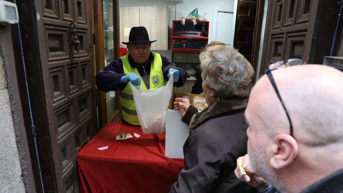 Venta de panecillos en la iglesia de San Antón