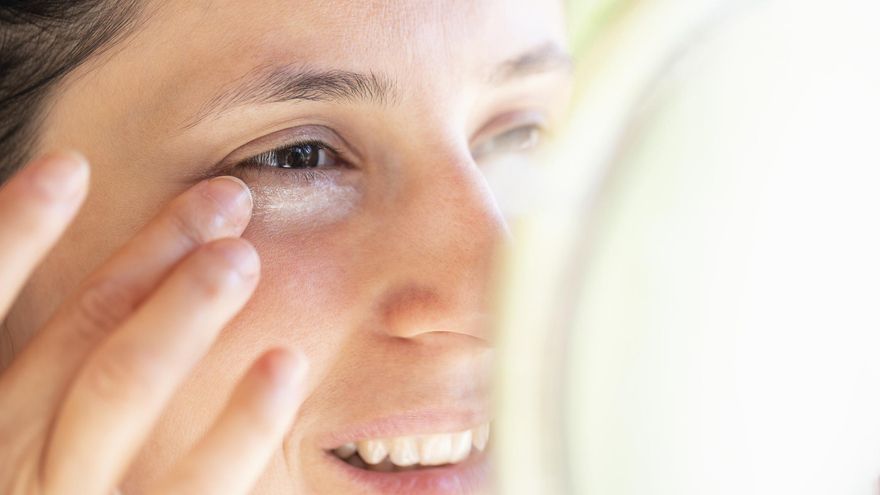 ¿Qué debe tener un buen contorno de ojos para que sea realmente efectivo?