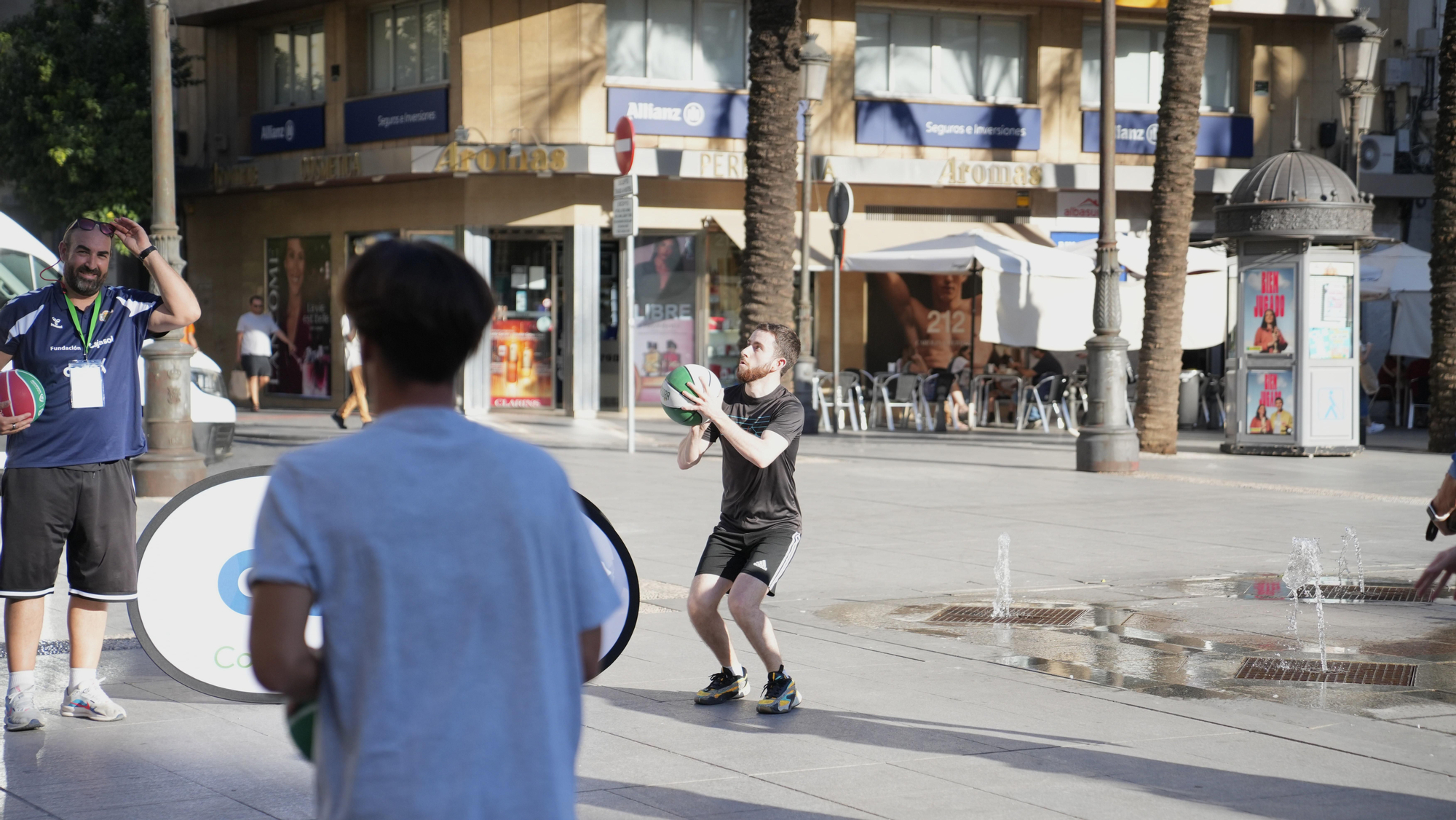 El Cajasol Coto Córdoba CB lleva el baloncesto a la Plaza de las Tendillas