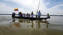 Un grupo de baile recibe turista este jueves, en la ciénaga de Santa Marta (Colombia), este jueves. La ciénaga de Santa Marta en Colombia es una extensión de manglar llena de aves y peces que hacen del espacio un remanso de paz difícil de olvidar y que paradójicamente ha quedado al margen de las grandes rutas turísticas que atraviesan la región caribe. De origen geológico, es parte del río magdalena, el más grande de Colombia, y da sostenibilidad a mas de 300.000 personas por los servicios ecosistémicos que presta el manglar.