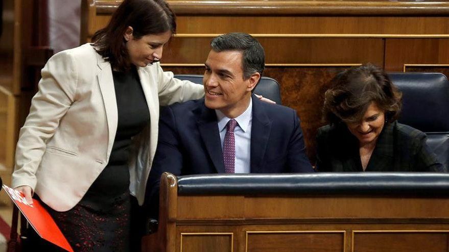 Pedro Sánchez junto a Adriana Lastra y Carmen Calvo en una sesión del Congreso. Imagen de archivo.