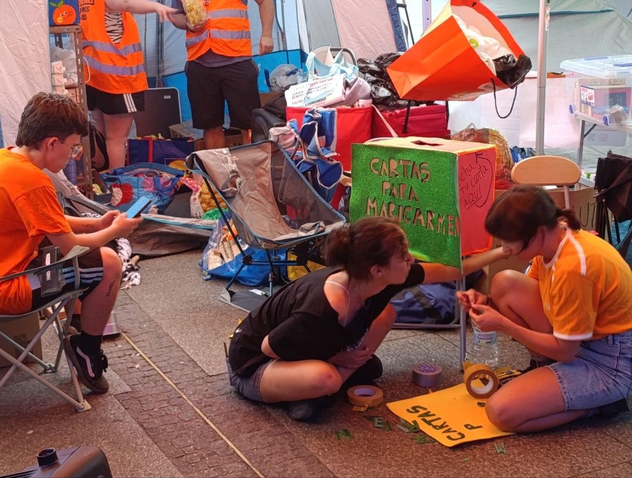 Buzón de cartas para Maricarmen en la acampada de la Puerta del Sol.