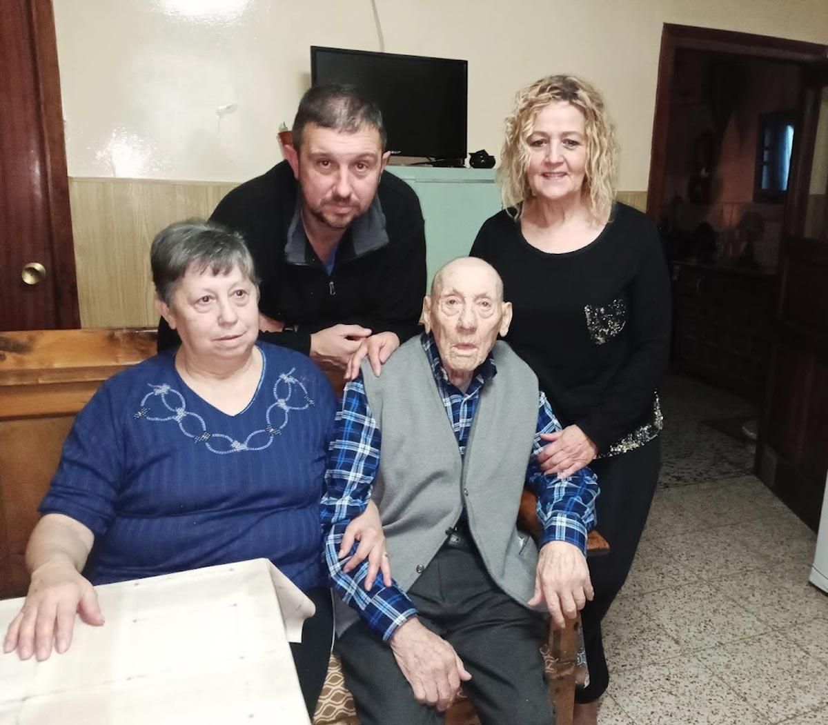 Juventino Lavandeira en la cocina de su casa.