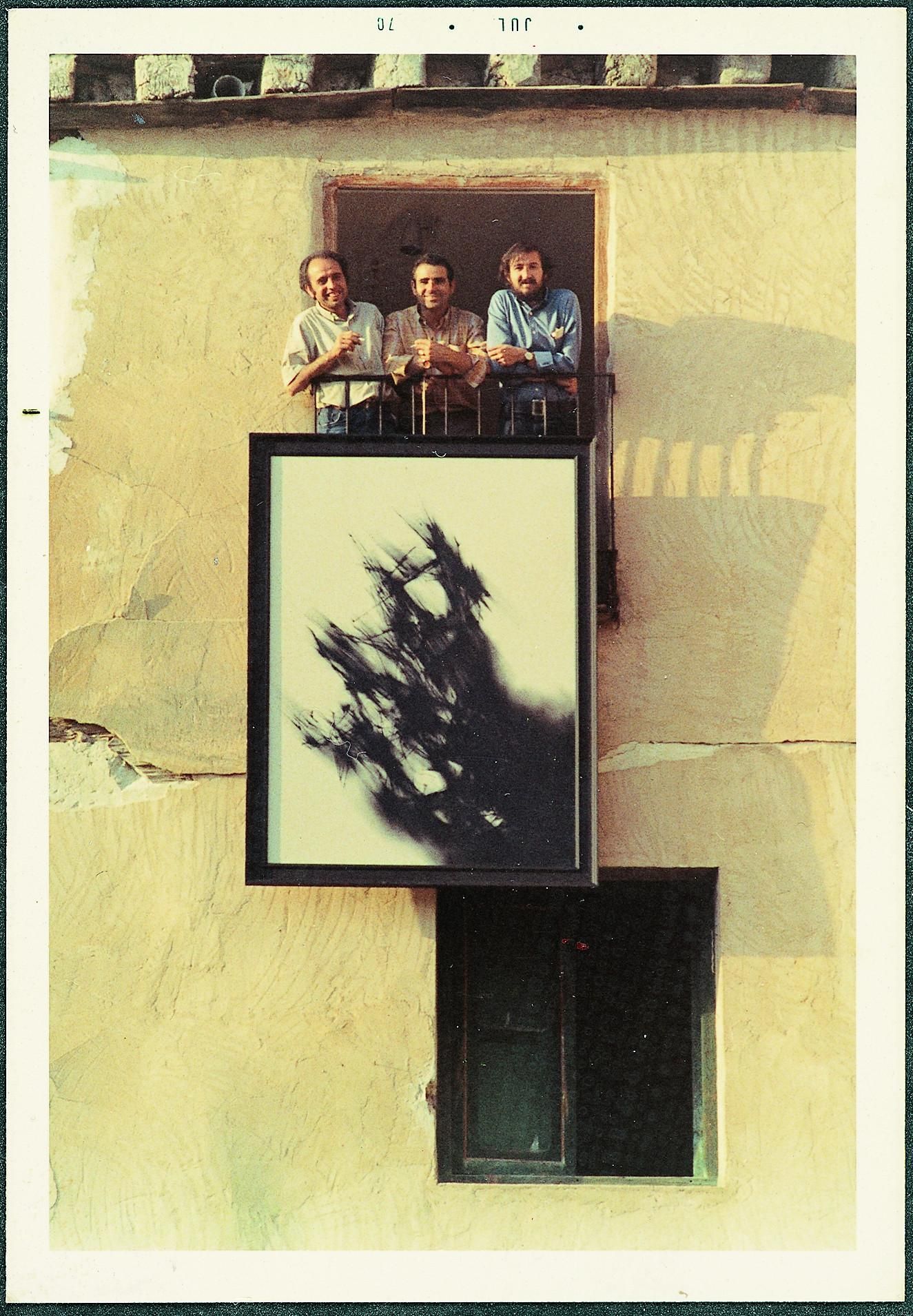 Luis Muro, Felipe Martín y Domingo Garrote descolgando un cuadro de Fernando Zóbel por el balcón de su casa, en la calle Pilares de Cuenca, 1979