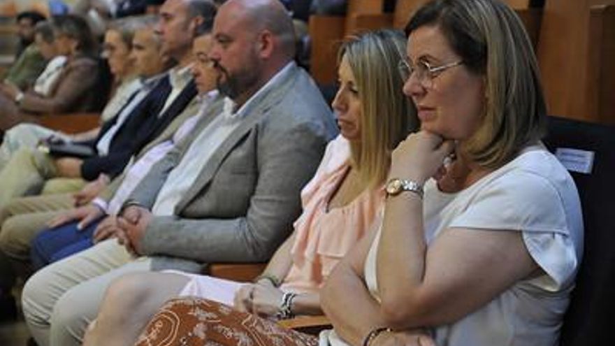 María Guardiola, en segundo término, próxima nueva presidena regional del PP, siguió el debate junto a dirigentes provinciales del partido