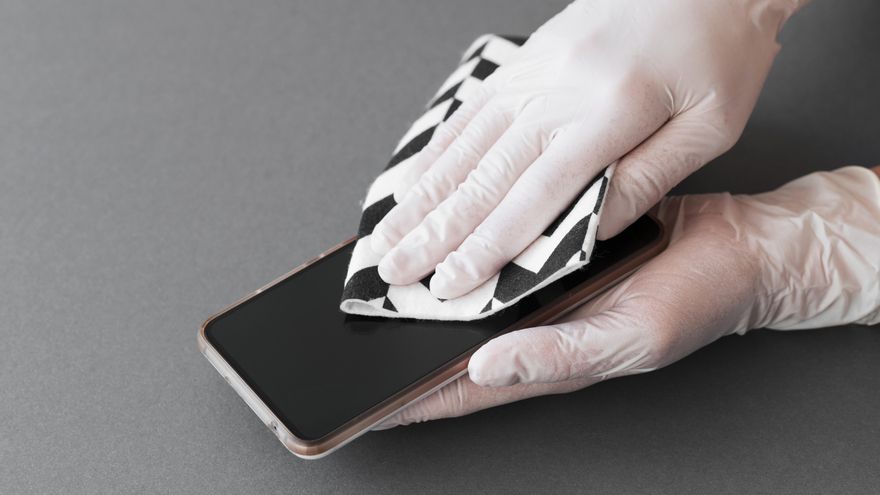 Cómo limpiar y desinfectar tu móvil para que quede como si acabaras de estrenarlo