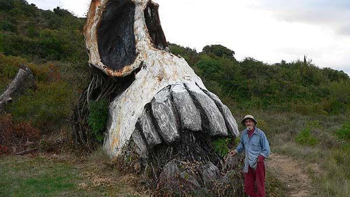 La historia del escultor navarro que llenó su finca de calaveras de piedra