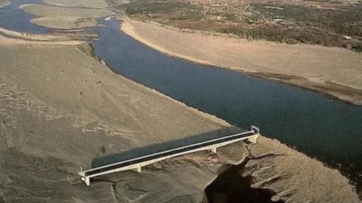 ¿Cómo puede un puente sobrevivir a un huracán y perder su razón de ser? En Honduras, el río se lo llevó el viento y lo dejó mirando al vacío