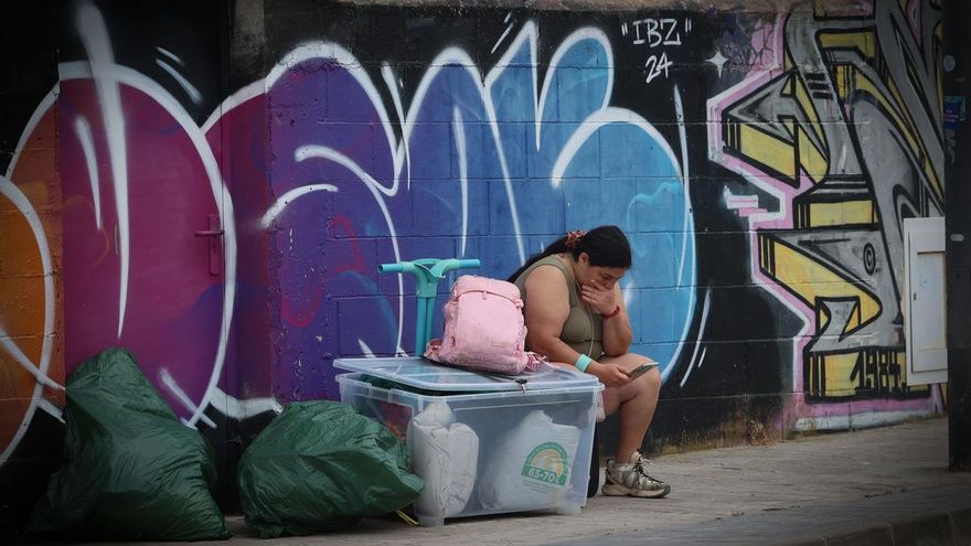 Ibiza barre con otra 'villa miseria' y encadena su sexto desalojo en dos años: "No sé dónde pasaré la noche"
