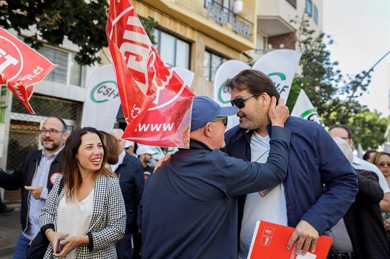 Los dirigentes del PSOE, Patricia Hernández (i) y José Ángel Martín (d) durante la manifestación con motivo del Primero de Mayo bajo el lema "Primero las personas".