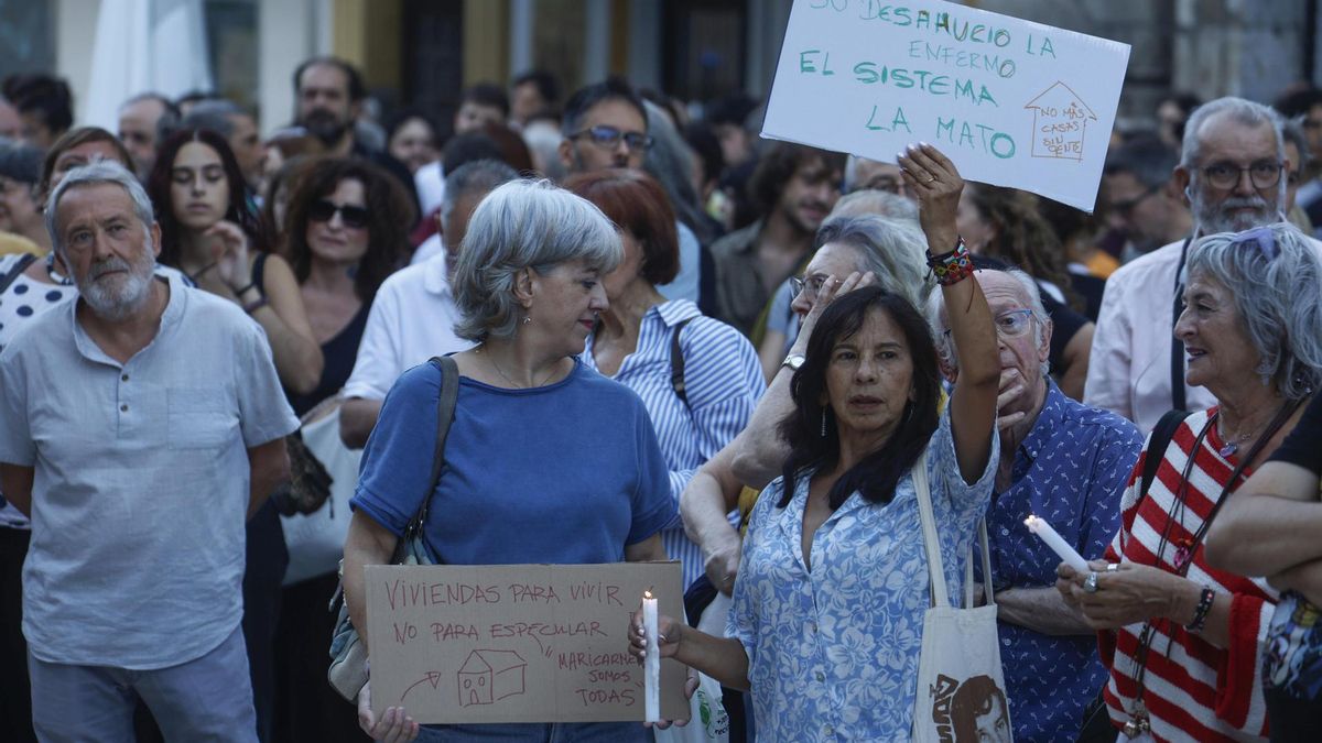 Decenas de personas se concentras este jueves frente al Ayuntamiento de Córdoba para rendir homenaje a Maricarmen tras su fallecimiento en la tarde de ayer.
