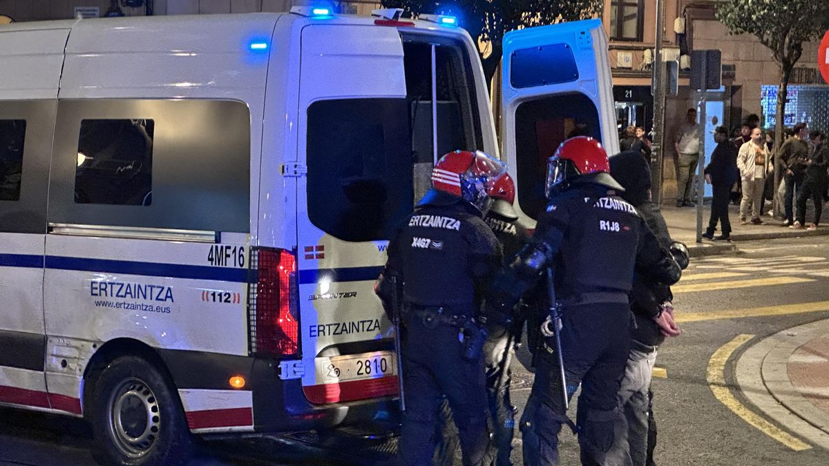 Agentes de la Ertzaintza durante los disturbios en Bilbao por el acto fallido de Vito Quiles.