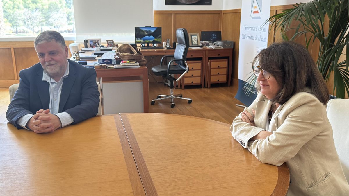 Reunió entre l'alcalde de Villena, Fulgencio Cerdán, i la rectora de la UA, Amparo Navarro.