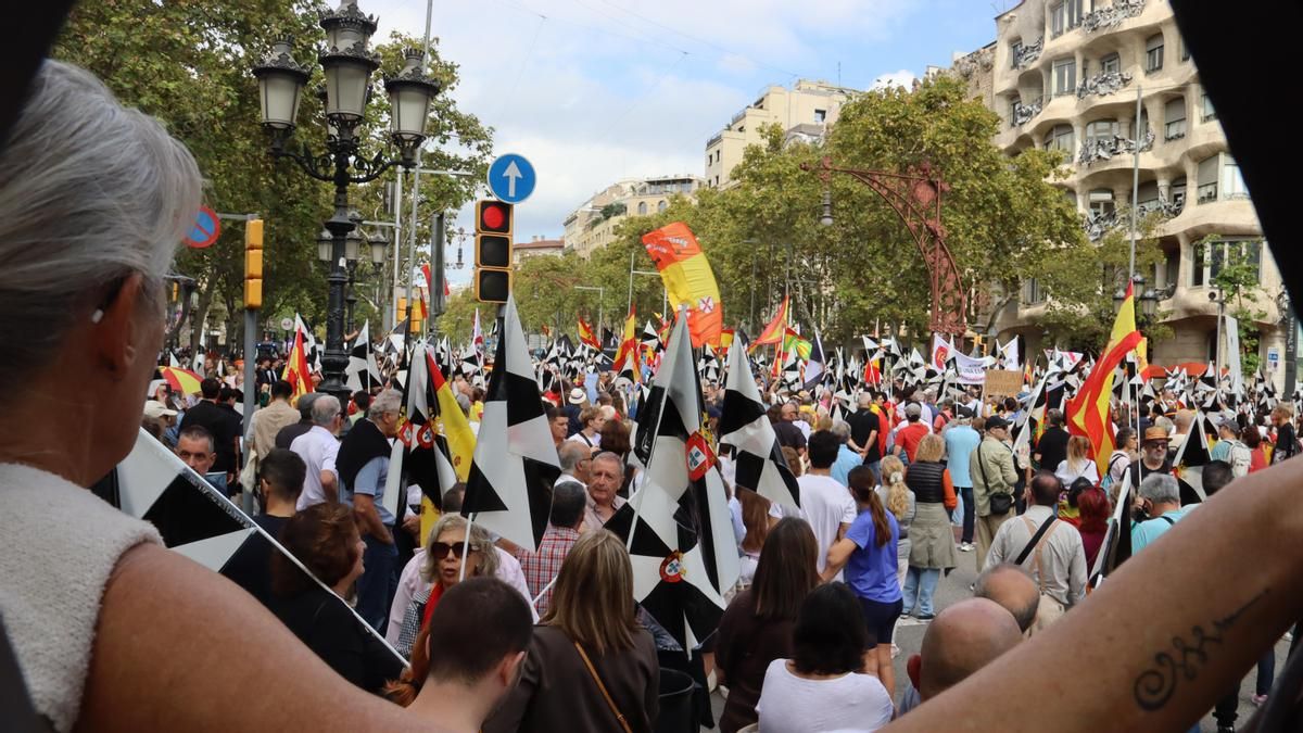 Unas 1.700 personas se manifiestan por el 12-O en Barcelona con banderas españolas y de Ceuta