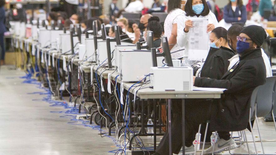 Vista de trabajadores que cuentan votos por correo en Detroit, Michigan, este 4 de noviembre de 2020. EFE/Jeffrey Sauger