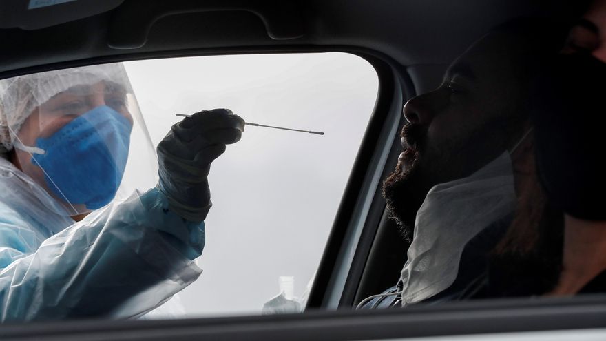 Un sanitario realiza una prueba de PCR para detectar la covid-19 en Sao Paulo (Brasil). EFE/Sebastiao Moreira/Archivo