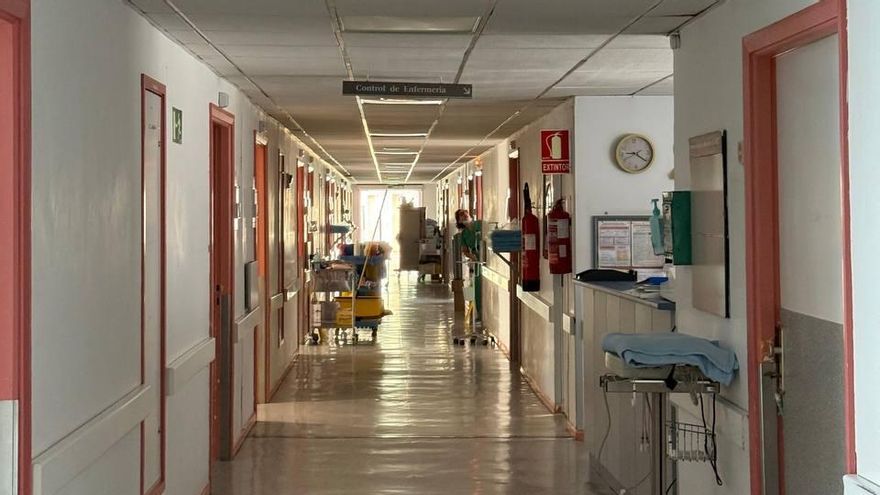 Planta diez del HUC con las luces apagadas por el calor.