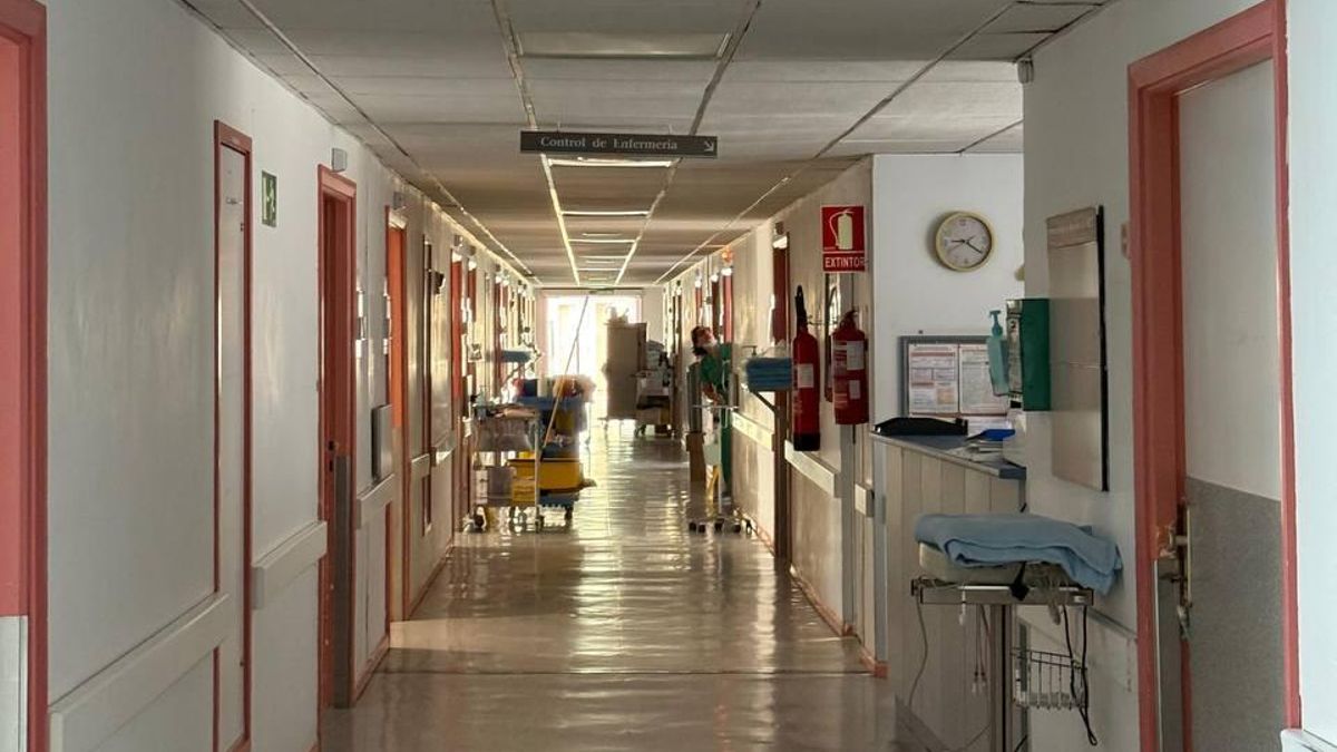 Planta diez del HUC con las luces apagadas por el calor.