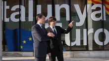 Altafaj, en la foto con Puigdemont, ha sido sustituido en la delegación ante la UE por Meritxell Serret