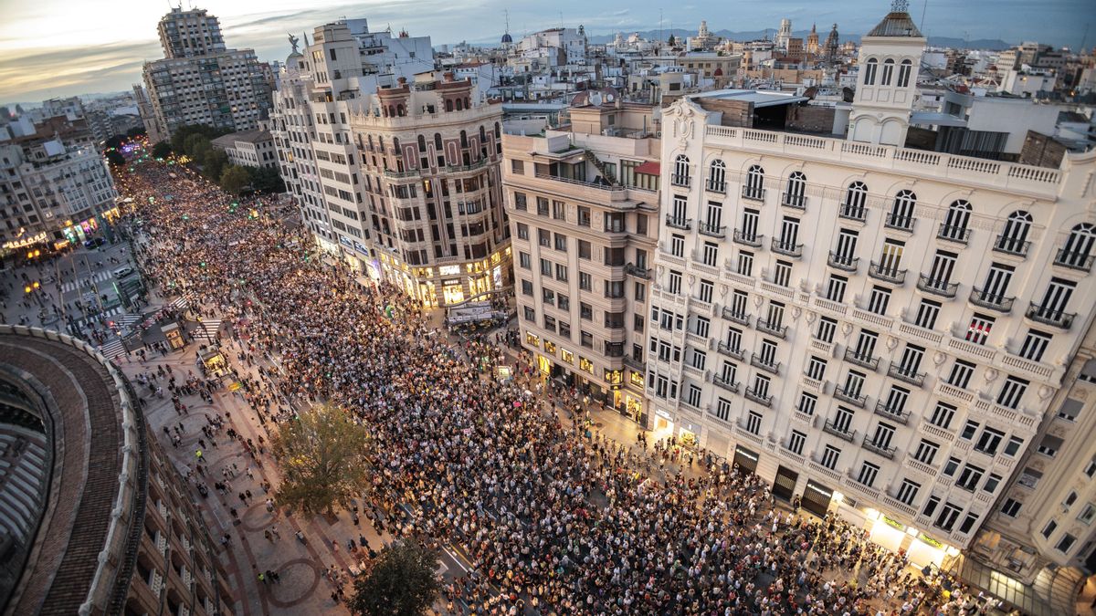 La marcha con más de 50.000 personas, en vísperas del aniversario de la tragedia que dejó 229 víctimas mortales, ha sido una de las más multitudinarias en València.