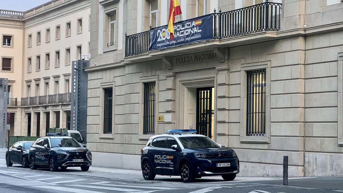 La Policía Nacional mantiene en Vitoria el cartel del bicentenario, en el que asumía la historia de la Policía Armada franquista