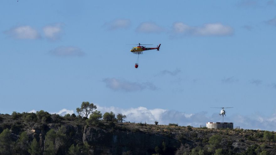 Bomberos se centran en el incendio de Cabacés (Tarragona) tras perimetrar el de Porrera