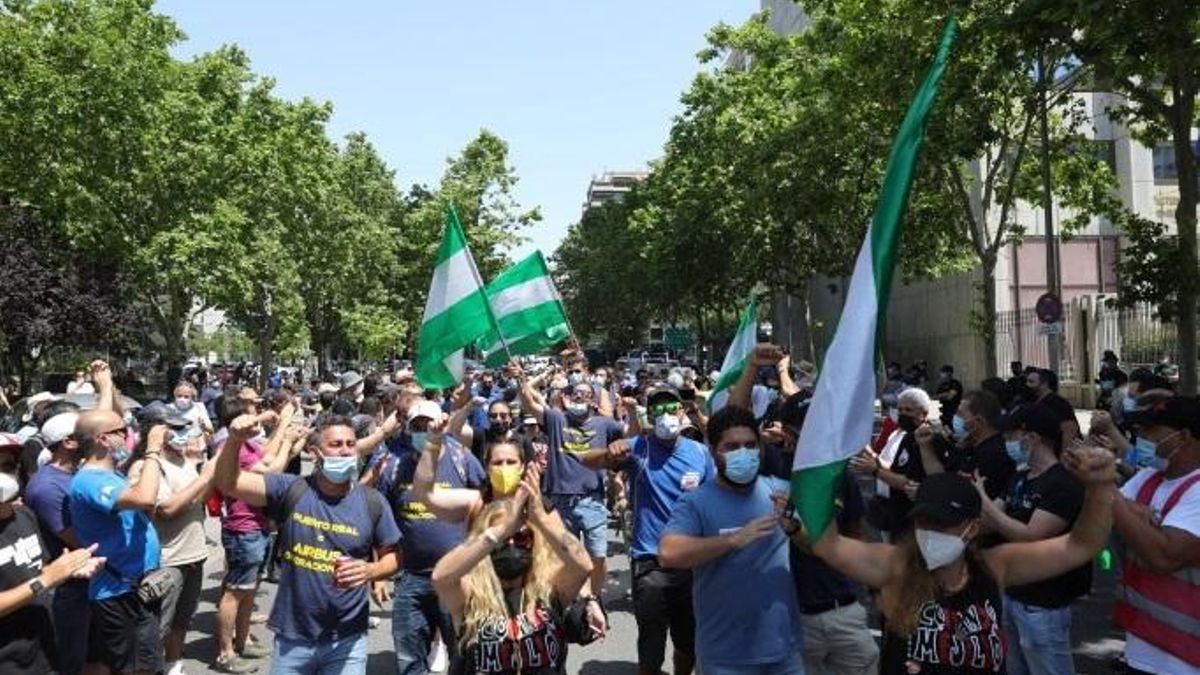 Archivo - Marcha de los trabajadores de Airbus hacia el Ministerio de Industria para mostrar su rechazo contra el cierre de la planta de Puerto Real (Cádiz).