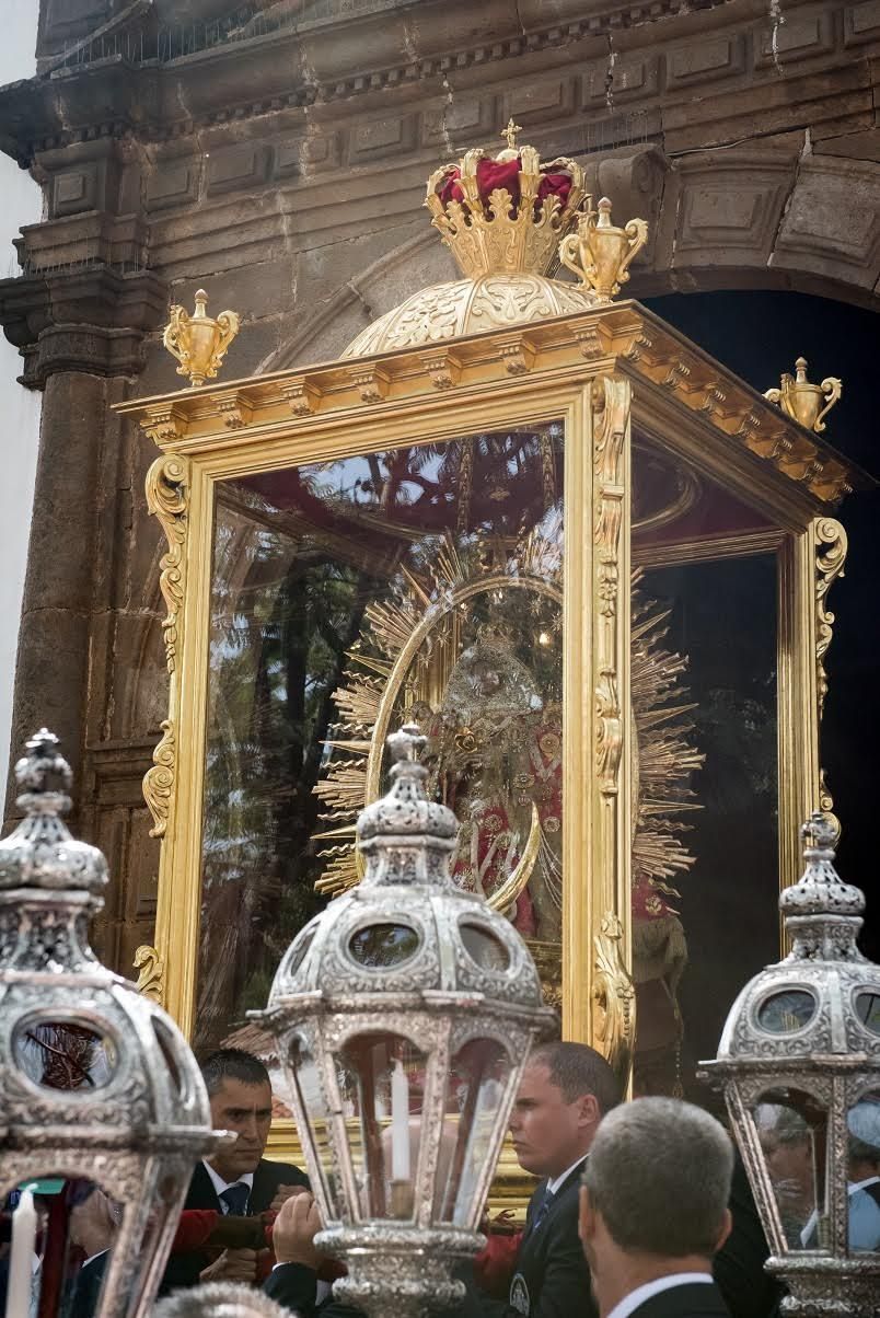 El  Sillón de Viaje de oro de la Virgen de las Nieves: celebrando 50 años de tradición y devoción.