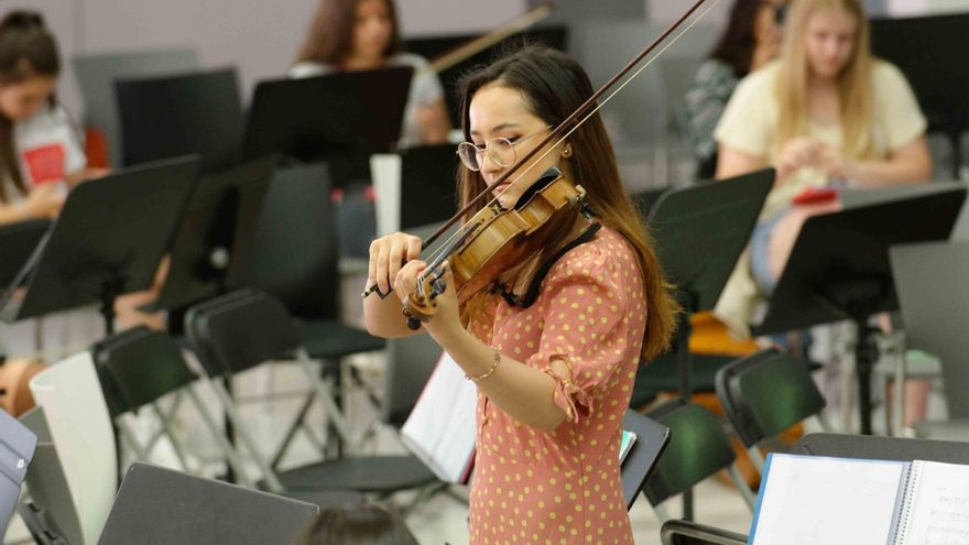 La refugiada afgana que se salvó gracias a un violín en Suecia