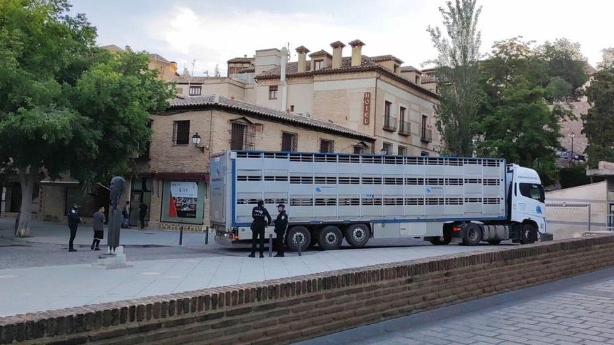 Un camión de ganado se cuela en el Casco Histórico de Toledo y termina atascado en el Museo del Greco