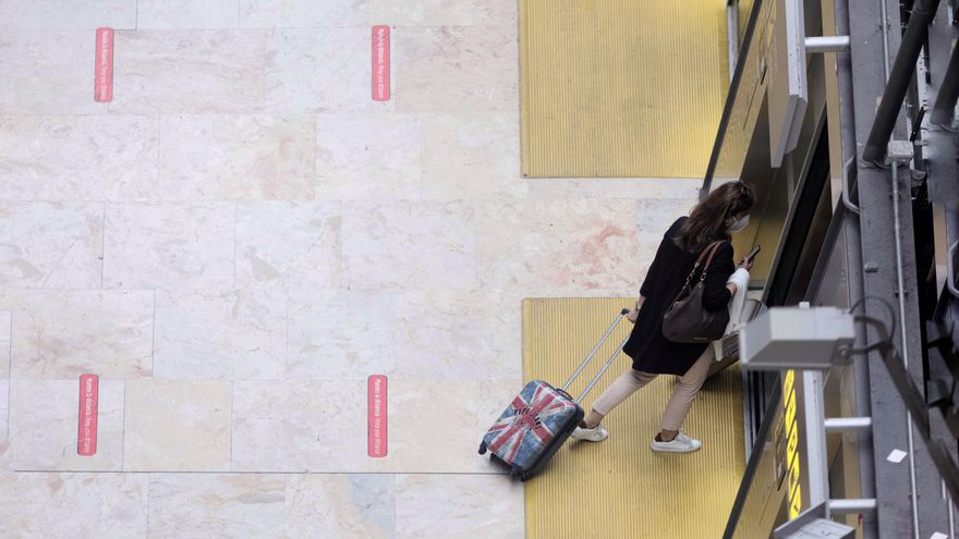 Archivo - Una pasajera en la terminal T4 del Aeropuerto Adolfo Suárez - Madrid Barajas